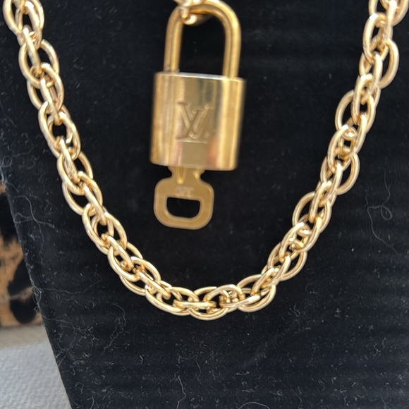 Luis Vuitton 🔐 Lock & Key #320 on double link chain. Nice weight. - Picture 4 of 8